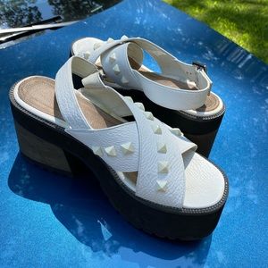 Delias Demonia Black and white chunky platform sandals